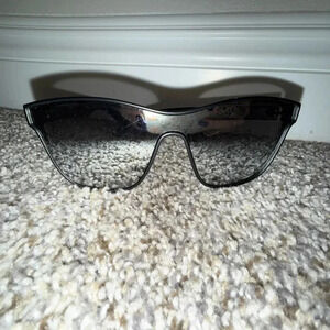 Black sunglasses with oversized mirror lens